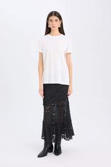 Basic regular fit T-shirt with a round neck and short sleeves