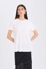 Basic regular fit T-shirt with a round neck and short sleeves