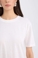 Basic regular fit T-shirt with a round neck and short sleeves
