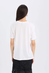 Basic regular fit T-shirt with a round neck and short sleeves