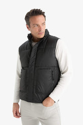 Waterproof Regular Fit Stand-up Collar Zippered Seasonal Puffer Vest with Inner Pocket