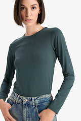 Slim Fit Slim Cut Crew Neck Basic Plain Long Sleeve T-Shirt