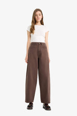 Cool, loose-fitting, high-waisted gabardine trousers