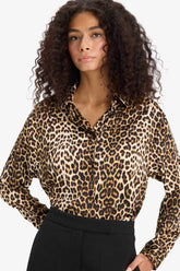 Oversized shirt with a wide cut, stand-up collar and long sleeves, made of satin