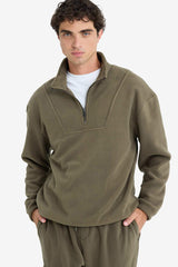 Loose fleece sweatshirt with stand-up collar and print