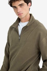 Loose fleece sweatshirt with stand-up collar and print