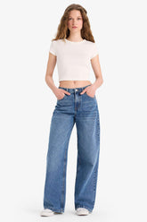 Straight leg, high waisted jeans, full length, snowwash wash.