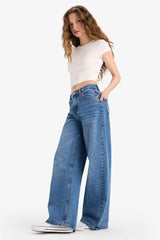 Straight leg, high waisted jeans, full length, snowwash wash.