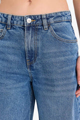 Straight leg, high waisted jeans, full length, snowwash wash.