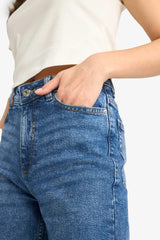 Comfortable jeans with a high waist and straight long legs.