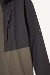 Water-repellent, regular-fit, hooded, windproof jacket.