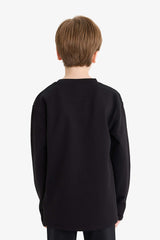 T-shirt for boys with long sleeves, loose fit, round neck.