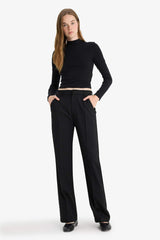 Straight Fit trousers with three pockets, regular waist and regular length