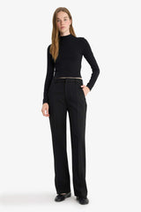 Straight Fit trousers with three pockets, regular waist and regular length