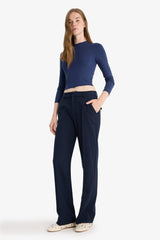 Straight Fit trousers with three pockets, regular waist and regular length
