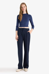 Straight Fit trousers with three pockets, regular waist and regular length