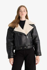 Oversize, loose-fitting faux leather jacket with faux fur lining and zipper closure.