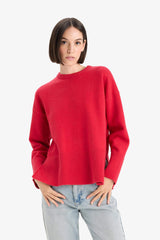 Oversized knit sweater with a wide fit and a round neck