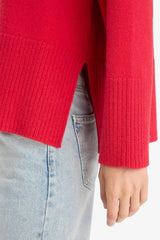Oversized knit sweater with a wide fit and a round neck