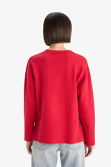 Oversized knit sweater with a wide fit and a round neck