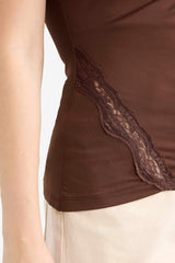 Slim Fit Narrow Cut Crew Neck Sleeveless Blouse with Lace Detail