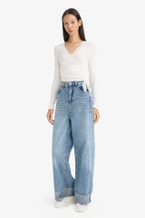 Fitted V-Neck Long-Sleeve T-Shirt with Lace Detail