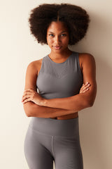 توب قصير باللون الرمادي سلس