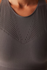 توب قصير باللون الرمادي سلس