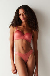 سروال داخلي على شكل V برازيلي لامع