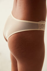 سروال داخلي برازيلي باللون البيج مع دانتيل رائع