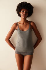 قميص رياضي باللون الرمادي من القطن