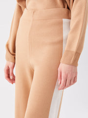 بنطالون كلاسيكي نسائي مصنوع من الجيرسيه بخصر مطاطي وتفاصيل متباينة