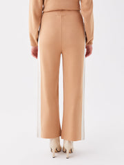 بنطالون كلاسيكي نسائي مصنوع من الجيرسيه بخصر مطاطي وتفاصيل متباينة