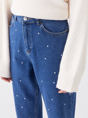 بنطلون جينز نسائي مناسب للأم