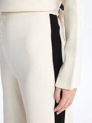 بنطلون تريكو نسائي مع خطوط على الخصر