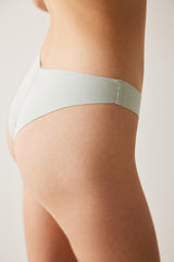 سروال داخلي برازيلي قطن على شكل حرف V مقصوص بالليزر