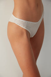 سروال داخلي برازيلي باللون النيود على شكل حرف V