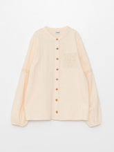 قميص بناتي بأكمام طويلة وياقة القاضي مع تفاصيل من الدانتيل