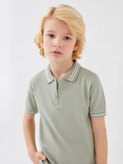 تي شيرت ولادي بيزك بأكمام قصيرة باللون الأخضر مع ياقة بولو