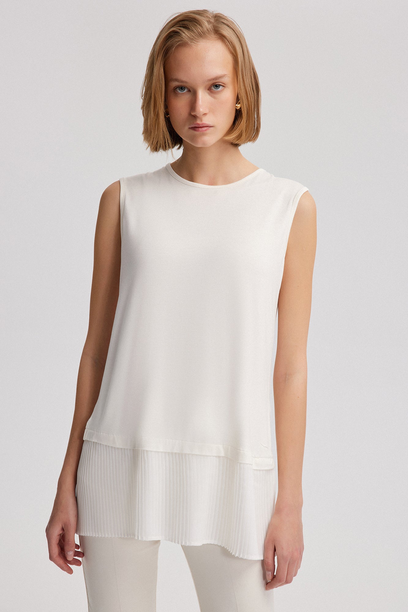 Sleeveless Pleated Undershirt