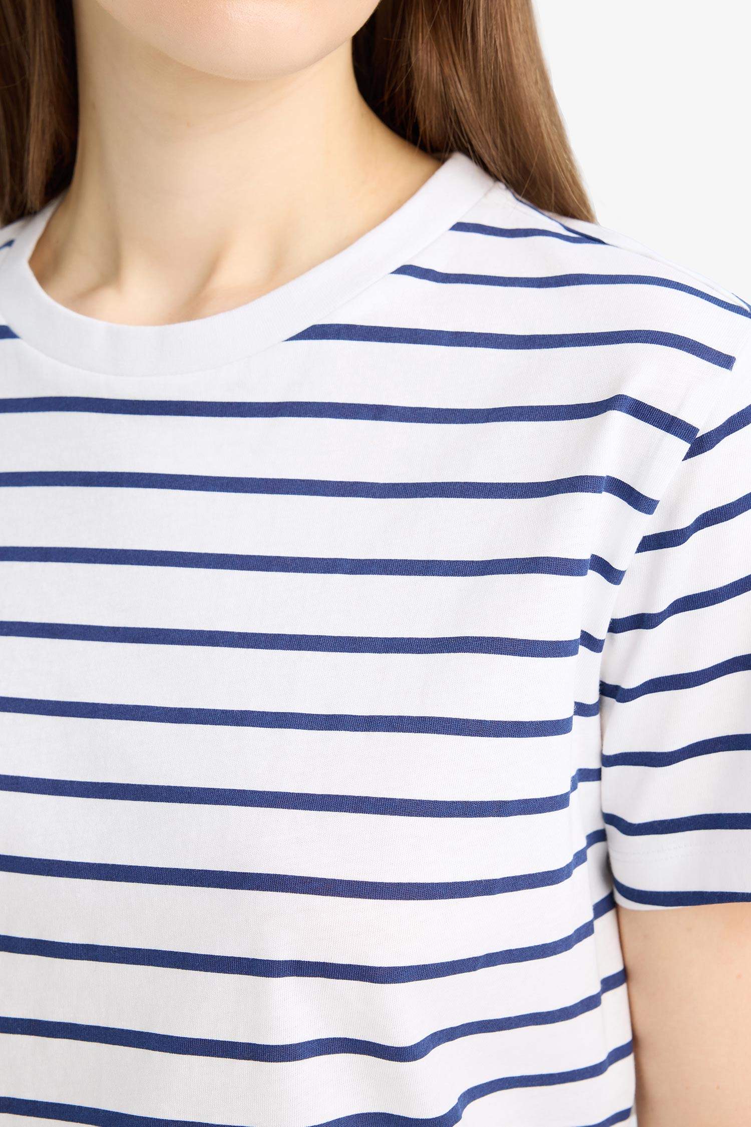 Short-sleeved T-shirt, long cut, round neck, logo print