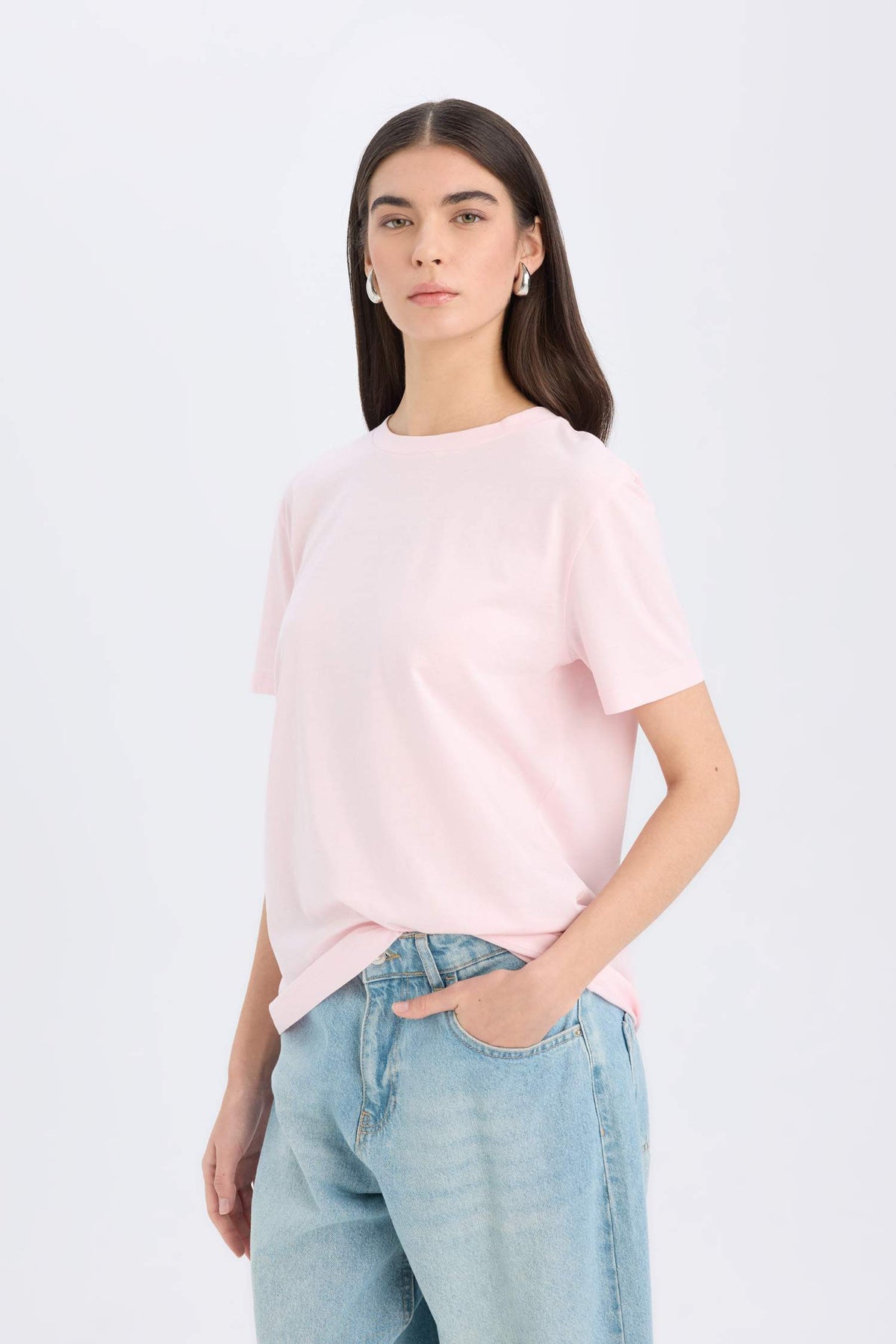 Basic regular fit T-shirt with a round neck and short sleeves