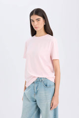 Basic regular fit T-shirt with a round neck and short sleeves