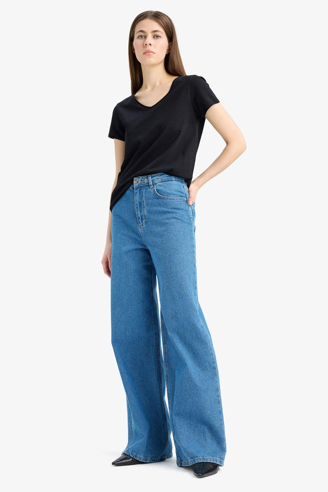 Regular Fit V-Neck Basic Plain Short Sleeve T-Shirt Main Image