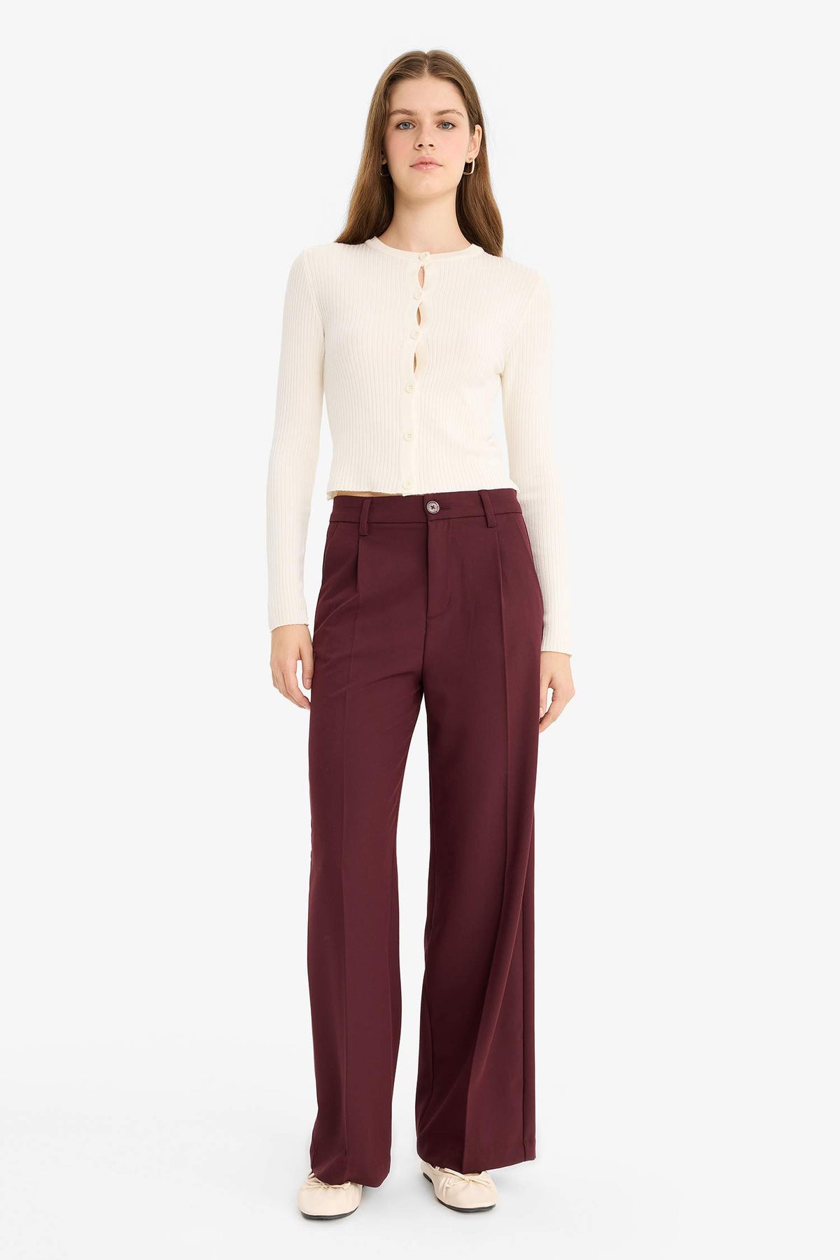 High-waisted, regular length trousers with three pockets and wide legs