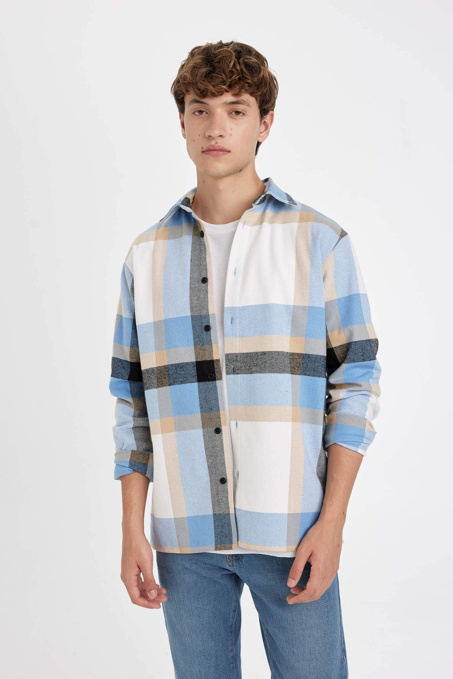 Men regular fit long-sleeve casual shirts manufactured by the brand DeFacto