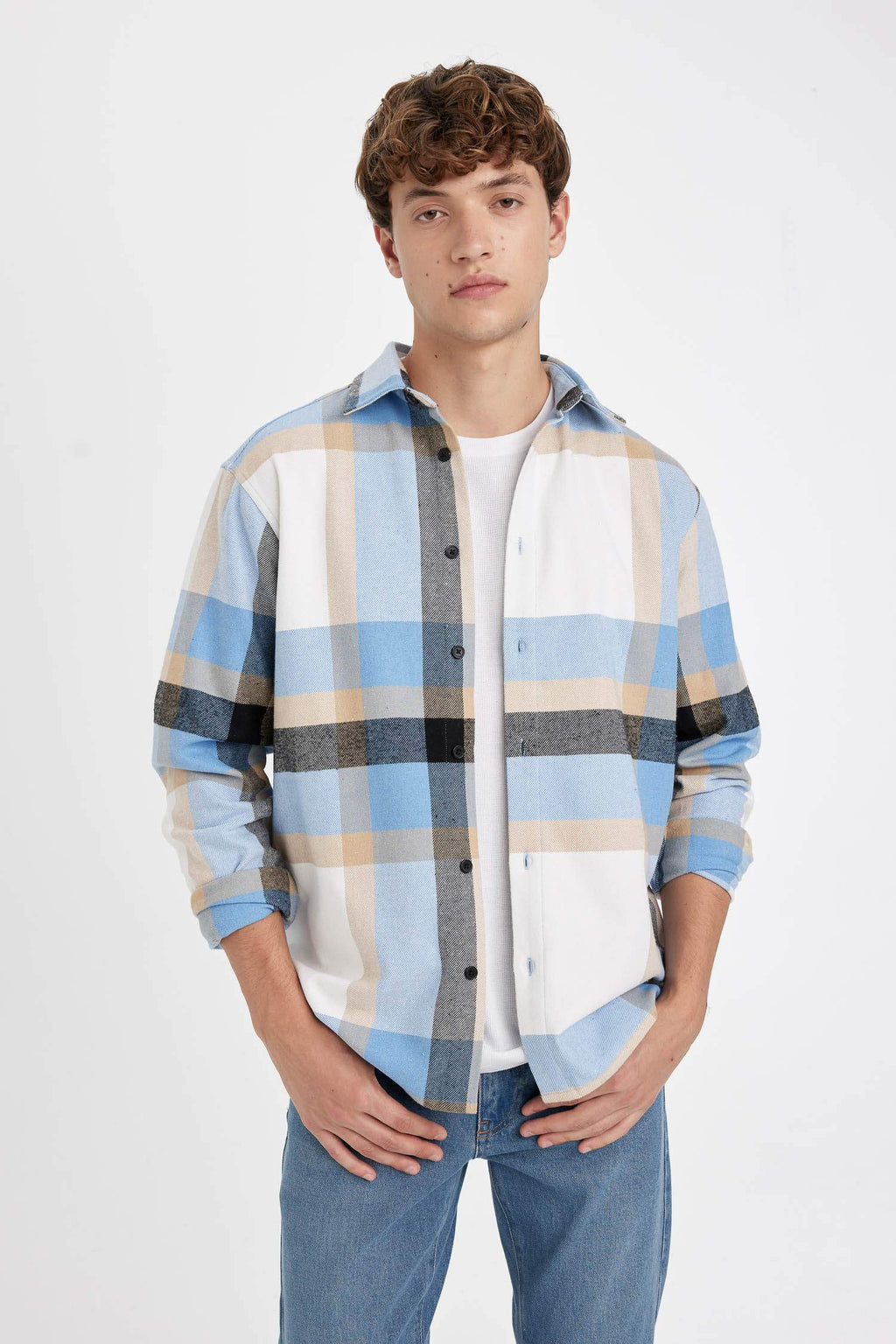 Men regular fit long-sleeve casual shirts manufactured by the brand DeFacto