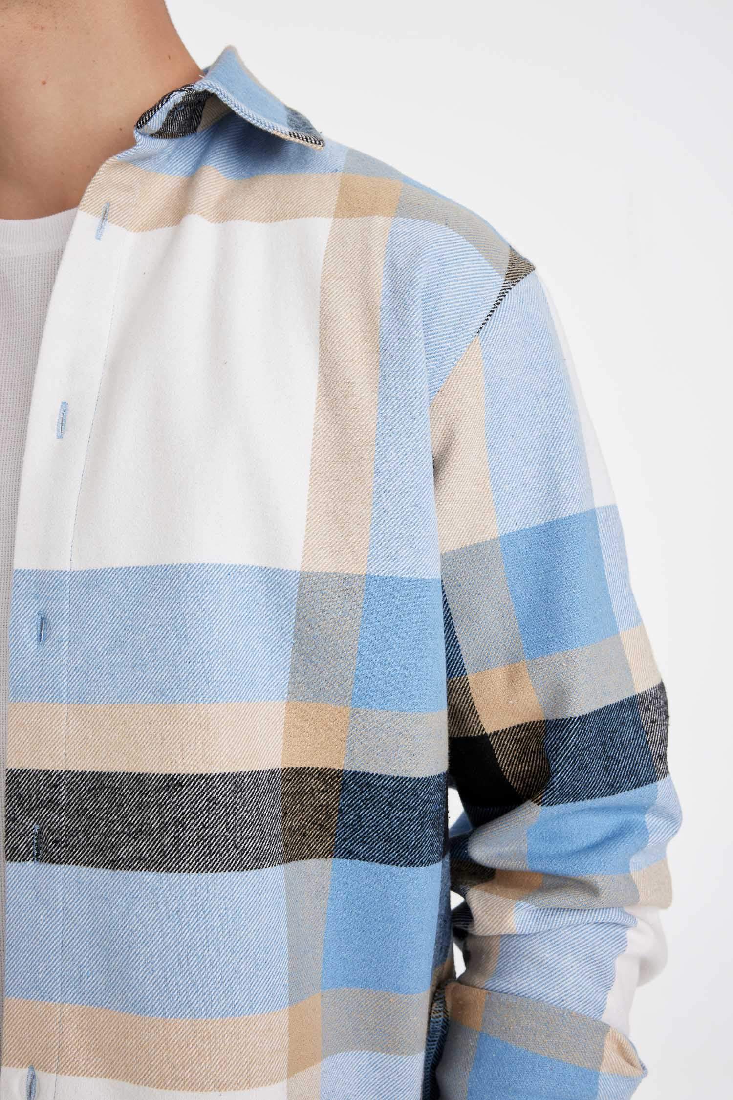 Men regular fit long-sleeve casual shirts manufactured by the brand DeFacto