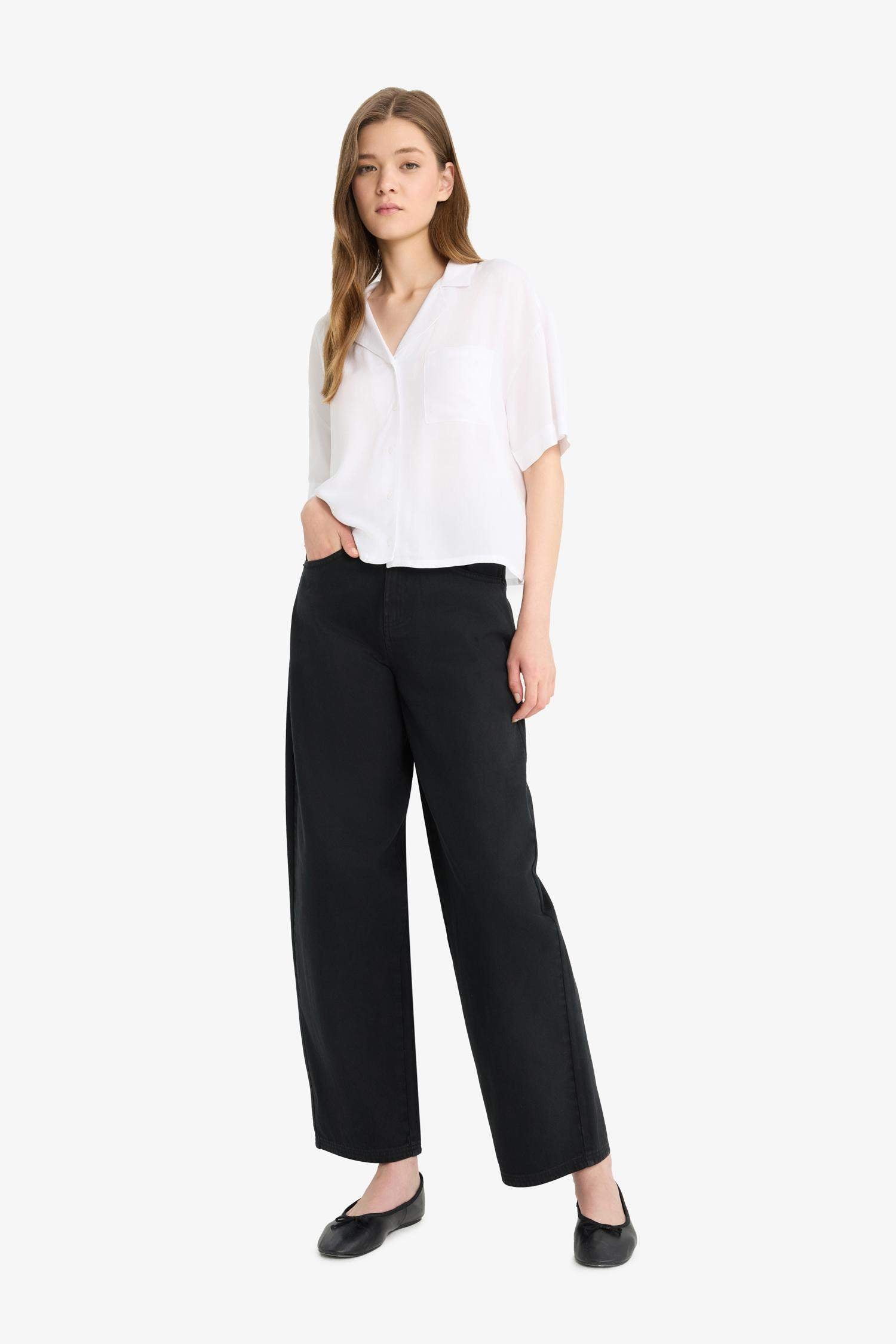Cool, loose-fitting, high-waisted gabardine trousers