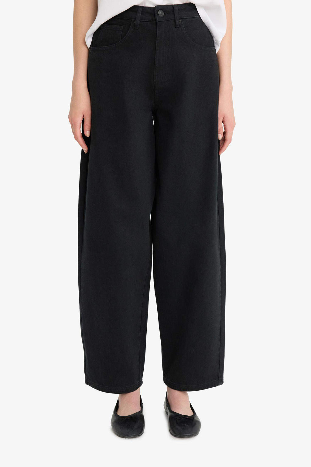 Cool, loose-fitting, high-waisted gabardine trousers